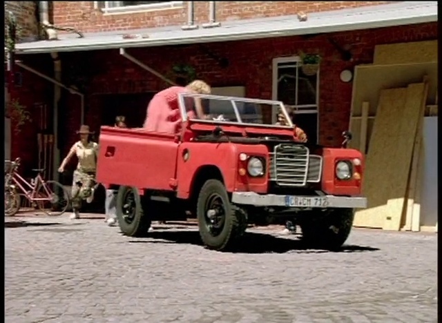 Video Reference: Wheel, Tire, Land vehicle, Vehicle, Automotive parking light, Car, Window, Motor vehicle, Building, Automotive exterior