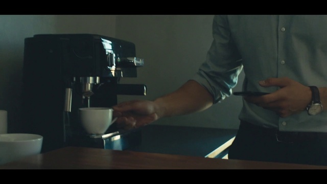 Video Reference: Sleeve, Gesture, Flash photography, Tableware, Finger, Kitchen appliance, Countertop, Table, Gadget, Wrist