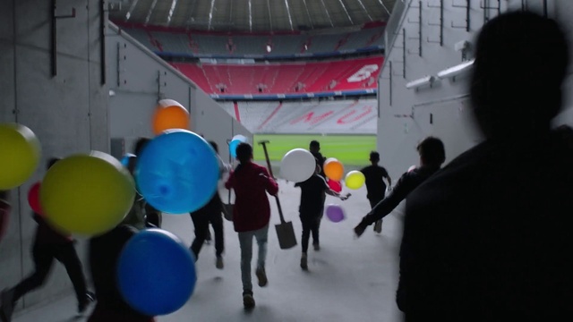 Video Reference: Balloon, Fun, People, Leisure, Event, Art, Party supply, Recreation, Magenta, Entertainment