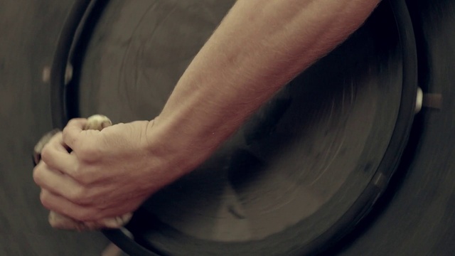 Video Reference: Arm, Leg, Human body, Window, Gesture, Knee, Elbow, Automotive tire, Wrist, Barefoot