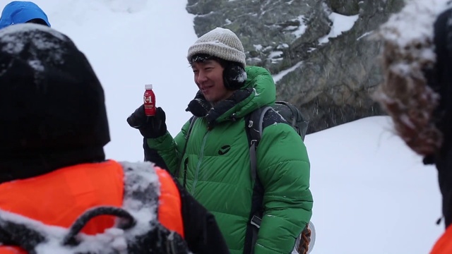 Video Reference: Snow, Glove, Smile, Freezing, Fun, Jacket, Recreation, Geological phenomenon, Ice cap, Slope