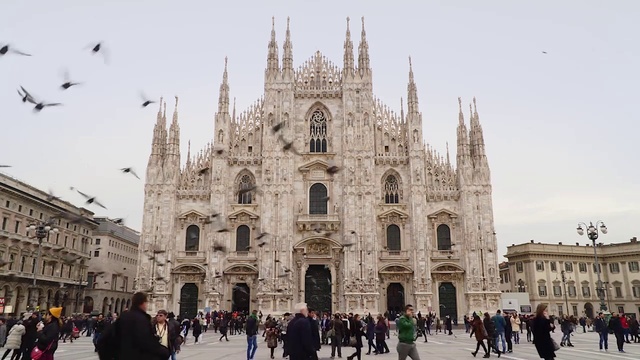 Video Reference: Sky, Building, Window, Bird, Facade, People, Metropolis, Morning, Landmark, City