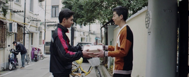 Video Reference: Shoulder, Tree, Gesture, Building, Street fashion, Event, Recreation, T-shirt, Road, Fun