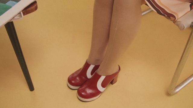 Video Reference: Joint, Leg, Knee, Thigh, Basic pump, Calf, Material property, Flooring, Nail, Sandal