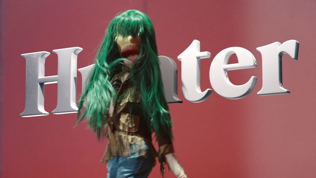 Video Reference: Hairstyle, Entertainment, Performing arts, Audio equipment, Music artist, Stage, Event, Magenta, Music, Performance art