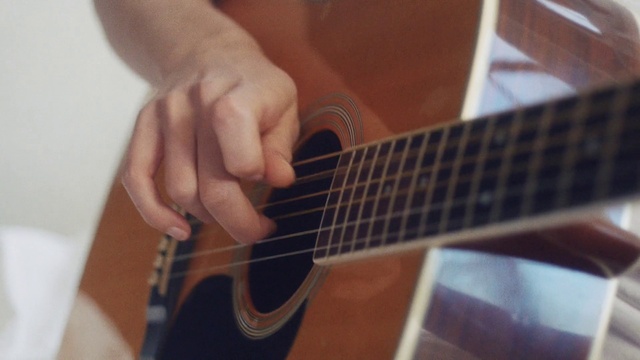 Video Reference: Musical instrument, Hand, Guitar, String instrument, Musician, String instrument, Musical instrument accessory, Plucked string instruments, String instrument accessory, Guitarist