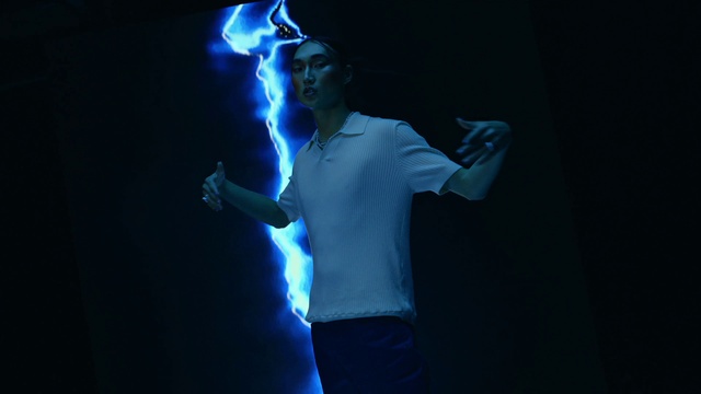 Video Reference: Azure, Flash photography, Sleeve, Gesture, Entertainment, Performing arts, Elbow, Music artist, Artist, Electric blue