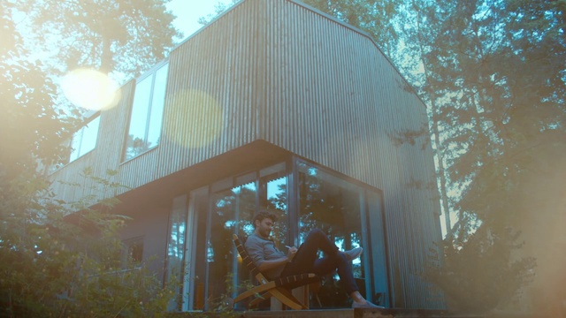 Video Reference: Tree, Wood, Shade, Biome, Grass, Tints and shades, Facade, Leisure, Lens flare, Glass