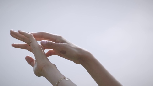 Video Reference: Neck, Gesture, Finger, Wrist, Elbow, Thumb, Nail, Sky, Jewellery, Sign language