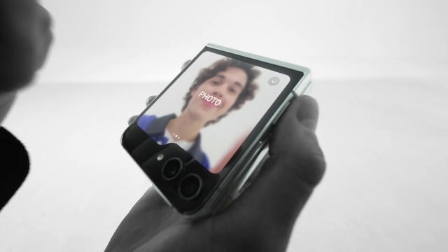 Video Reference: Arm, Output device, Human body, Communication Device, Gesture, Portable communications device, Tablet computer, Gadget, Mobile phone, Eyelash