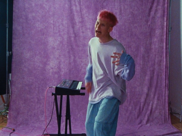 Video Reference: Purple, Personal computer, Audio equipment, Entertainment, Performing arts, Laptop, Pink, Musician, Music, Fun