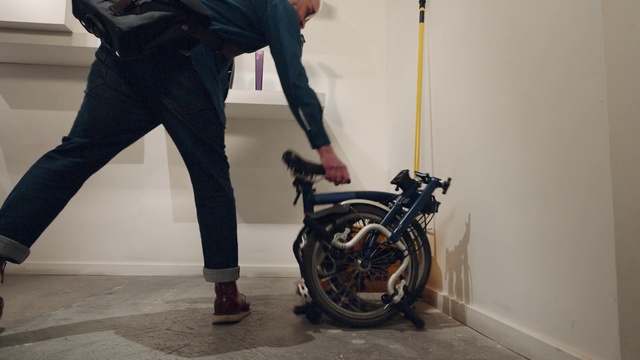 Video Reference: Footwear, Wheel, Tire, Shoe, Leg, Bicycle tire, Wheelchair, Automotive tire, Bicycle wheel, Knee