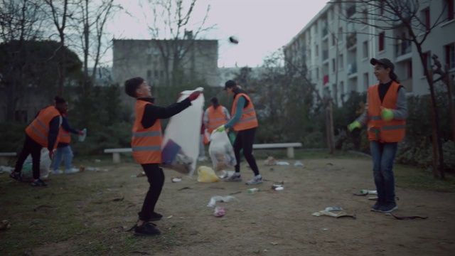 Video Reference: Footwear, Trousers, Shoe, Building, Tree, Sky, Asphalt, Atmospheric phenomenon, Grass, Leisure