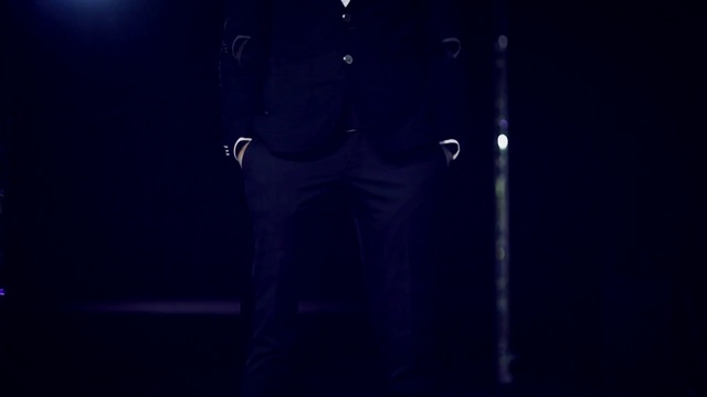 Video Reference: Purple, Gesture, Performing arts, Entertainment, Flash photography, Music artist, Artist, Electric blue, Music venue, Lens flare