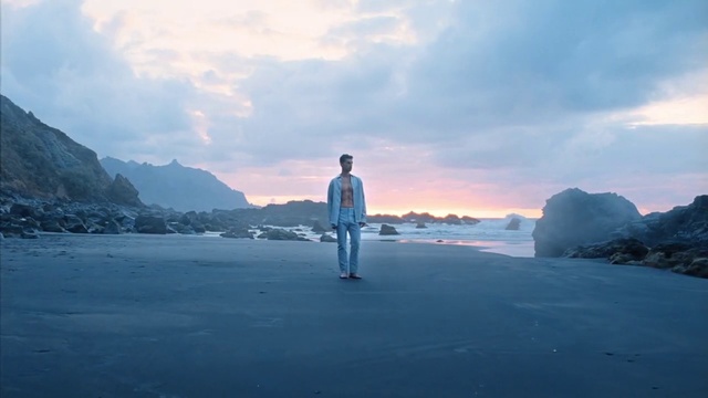 Video Reference: Cloud, Sky, Water, Atmosphere, Flash photography, Mountain, Sunlight, Dusk, Coastal and oceanic landforms, Highland