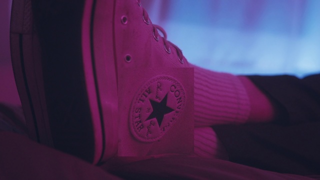 Video Reference: Shoe, Purple, Sleeve, Violet, Pink, Wrist, Elbow, Magenta, Tints and shades, Thigh