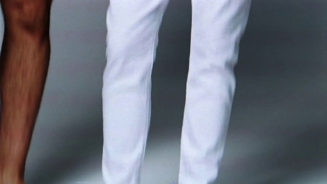 Video Reference: Sleeve, Gesture, Thigh, Knee, Waist, Human leg, Electric blue, Sportswear, Event, Foot