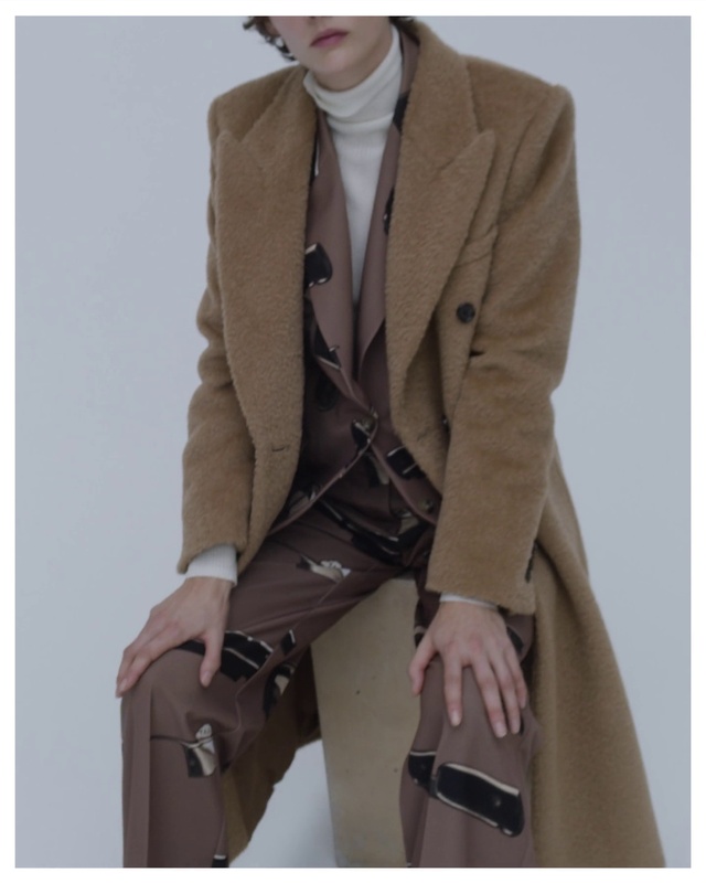 Video Reference: Outerwear, Overcoat, Dress shirt, Sleeve, Waist, Beige, Street fashion, Grey, Collar, Sunglasses