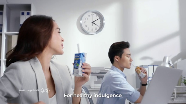 Video Reference: Clothing, Joint, Gesture, Clock, Eyelash, Event, White-collar worker, Quartz clock, Fashion design, Job