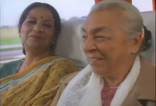 Video Reference: Forehead, Facial expression, Organ, Temple, Smile, Happy, Ear, Sharing, Event, Sari
