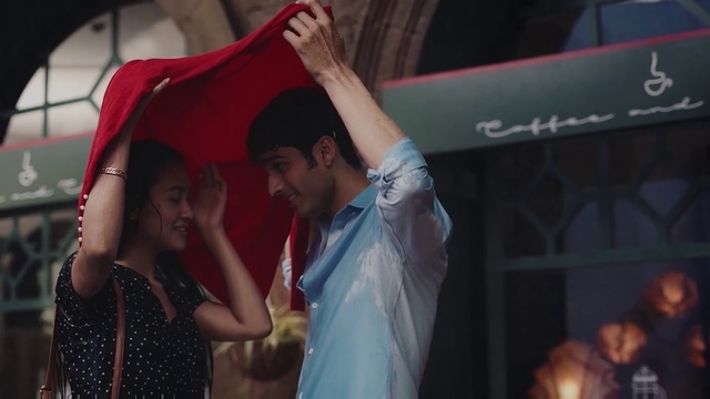 Video Reference: Flash photography, Gesture, Dress, Entertainment, Happy, Hat, Crowd, Sun hat, Performing arts, Magenta