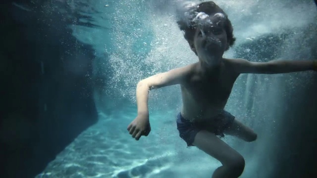 Video Reference: Water, Hand, Eye, Vertebrate, Underwater, Human body, People in nature, Flash photography, Organism, Sky