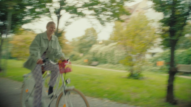 Video Reference: Bicycle, Wheel, Tire, Bicycles--Equipment and supplies, Plant, Bicycle wheel, Bicycle handlebar, Bicycle frame, Bicycle tire, People in nature