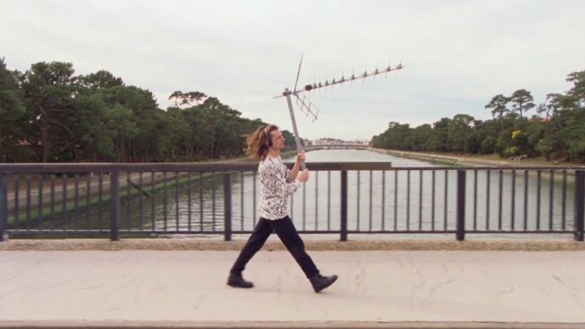 Video Reference: Sky, Trousers, Cloud, Tree, People in nature, Travel, Leisure, Fence, Happy, Recreation