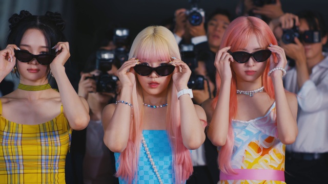 Video Reference: Glasses, Hairstyle, Vision care, Goggles, Sunglasses, Eyewear, Entertainment, Hat, Pink, Leisure