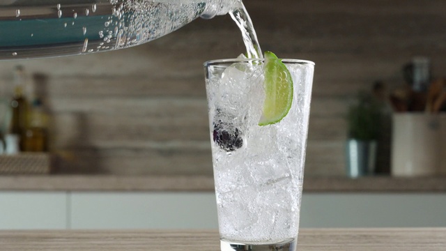 Video Reference: Water, Tableware, Liquid, Cocktail, Lime, Lemon-lime, Drinkware, Ingredient, Fruit, Lime juice