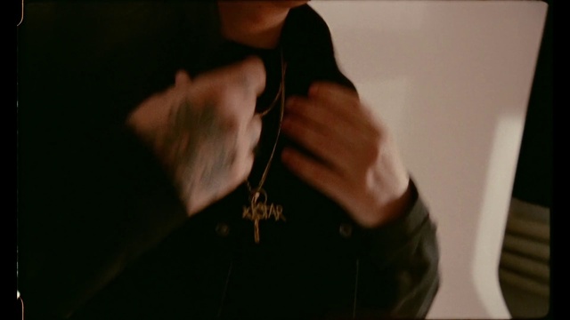 Video Reference: Human body, Jaw, Neck, Sleeve, Gesture, Eyelash, Wood, Elbow, Waist, Eyewear