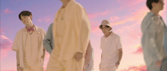 Video Reference: Sky, Cloud, Ecoregion, Sleeve, Gesture, Travel, Landscape, Happy, T-shirt, Fun