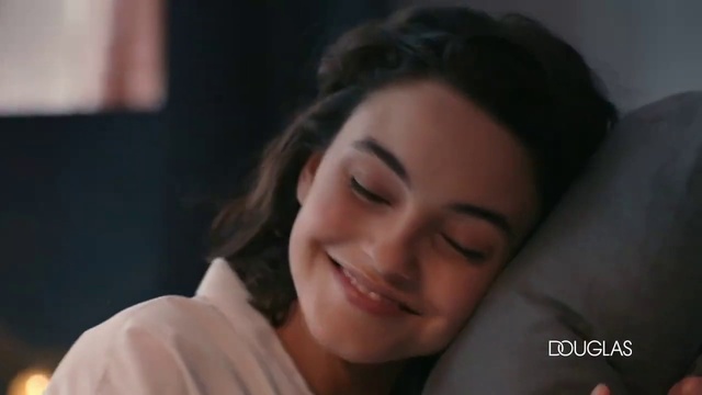 Video Reference: Forehead, Hair, Nose, Cheek, Smile, Lip, Chin, Mouth, Eyelash, Flash photography