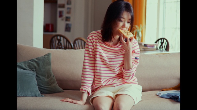 Video Reference: Joint, Shoulder, Neck, Sleeve, Happy, Thigh, Comfort, Knee, Shorts, Finger