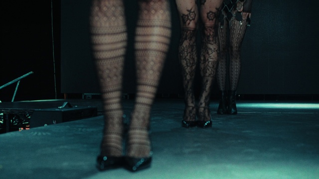 Video Reference: Knee, Thigh, Foot, Human leg, Calf, Electric blue, Flooring, Pattern, Event, Fashion accessory