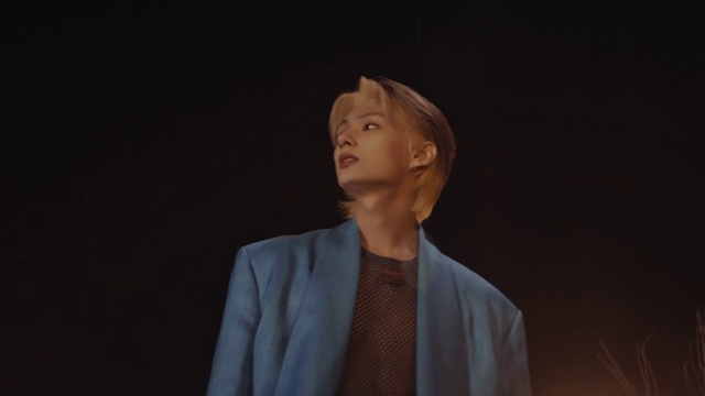 Video Reference: Sleeve, Flash photography, Gesture, Headgear, Blazer, Hat, Suit, Electric blue, Event, Darkness