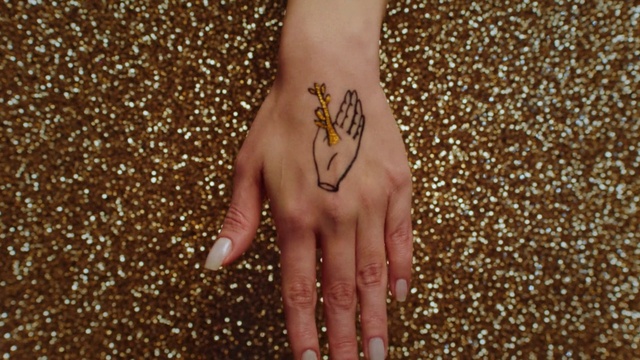 Video Reference: Hand, Arm, Body jewelry, Gesture, Cosmetics, Nail, Finger, Thumb, Nail care, Wrist