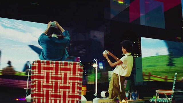 Video Reference: World, Microphone, Musician, Entertainment, Performing arts, Music, Cloud, Leisure, Music artist, Event