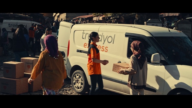 Video Reference: Tire, Wheel, Motor vehicle, Vehicle, Automotive lighting, Automotive design, Mode of transport, Car, Van, Automotive exterior