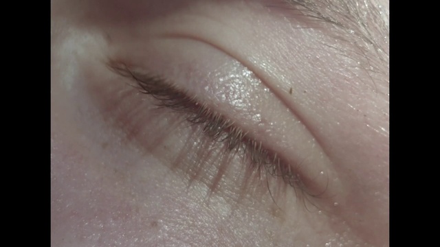 Video Reference: Hair, Head, Eye, Eyelash, Human body, Iris, Cosmetics, Material property, Tints and shades, Liquid