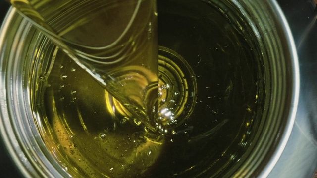 Video Reference: Liquid, Drinkware, Light, Tableware, Fluid, Drink, Barware, Serveware, Glass, Circle