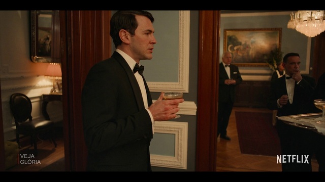 Video Reference: Picture frame, Coat, Gesture, Suit, Tie, Flash photography, Blazer, Dress shirt, Formal wear, Event