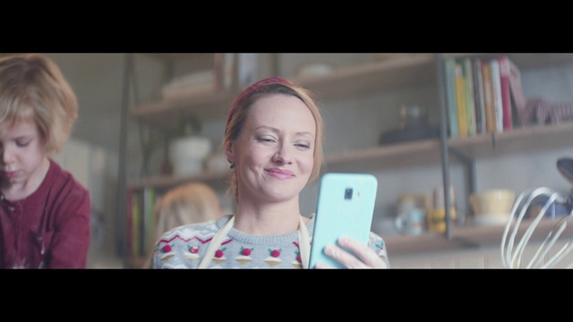 Video Reference: Skin, Smile, Eyelash, Flash photography, Mobile phone, Gesture, Street fashion, Happy, Gadget, Communication Device