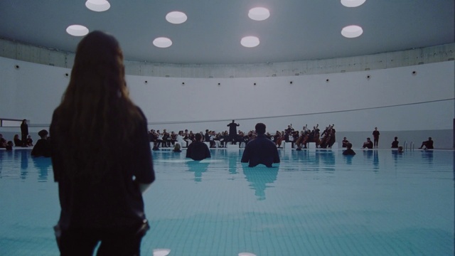 Video Reference: Water, Leisure, Art, Fun, Recreation, Event, Indoor games and sports, Reflection, Crowd, Flooring