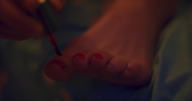 Video Reference: Gesture, Barefoot, Tints and shades, Foot, Toe, Human leg, Electric blue, Nail, Thumb, Peach