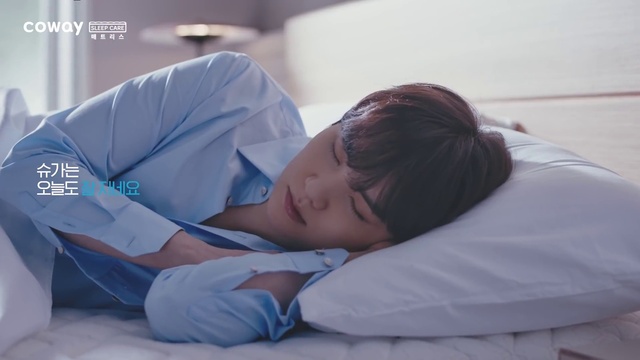 Video Reference: Comfort, Sleeve, Gesture, Elbow, Linens, Electric blue, T-shirt, Service, Knee, Room