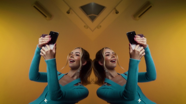 Video Reference: Joint, Smile, Hand, Hairstyle, Arm, Shoulder, Muscle, Flash photography, Standing, Gesture