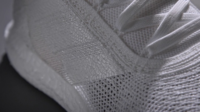 Video Reference: Sleeve, Grey, Automotive tire, Sportswear, Automotive design, Tints and shades, Mesh, Rim, Pattern, Linens