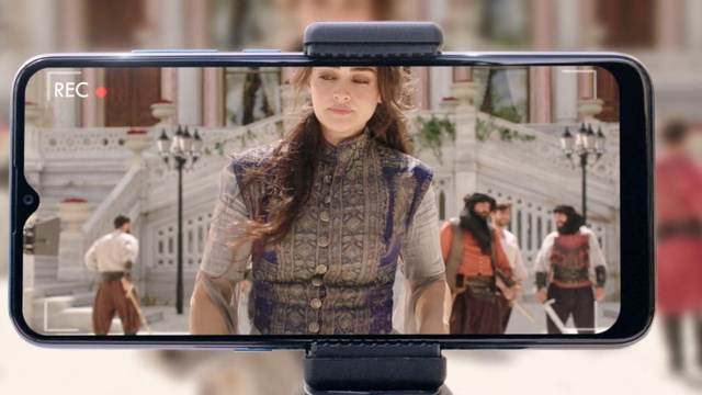 Video Reference: Sleeve, Street fashion, Travel, Communication Device, Hat, Gadget, Electric blue, Belt, Fashion accessory, Display device