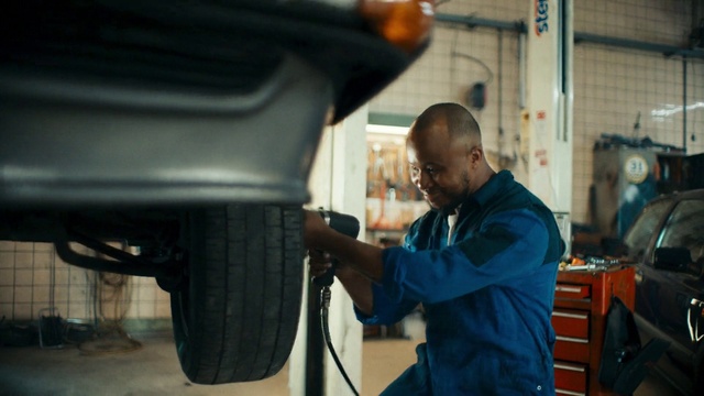 Video Reference: Tire, Hood, Automotive tire, Motor vehicle, Vehicle, Tread, Automotive design, Wheel, Workwear, Gesture